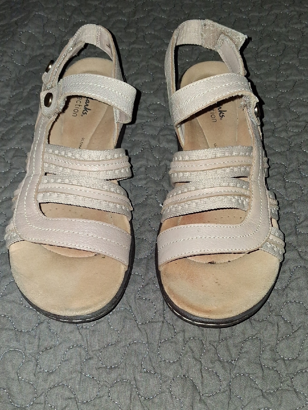 Clarks Light Beige Strappy Comfort Sandals Sz 9 MED